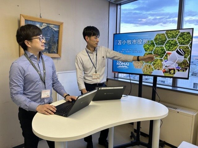 ミーティング中の職員の様子。 オフィスBGM導入で以前より集中できる職場環境になったという。